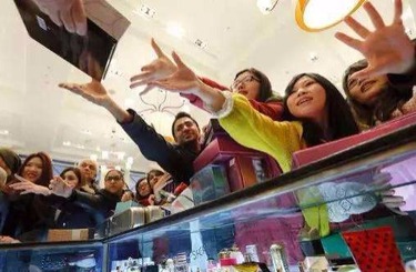 肏逼亚洲屌吃奶中国人依然爱赴日旅游 消费已由爆买转向网购